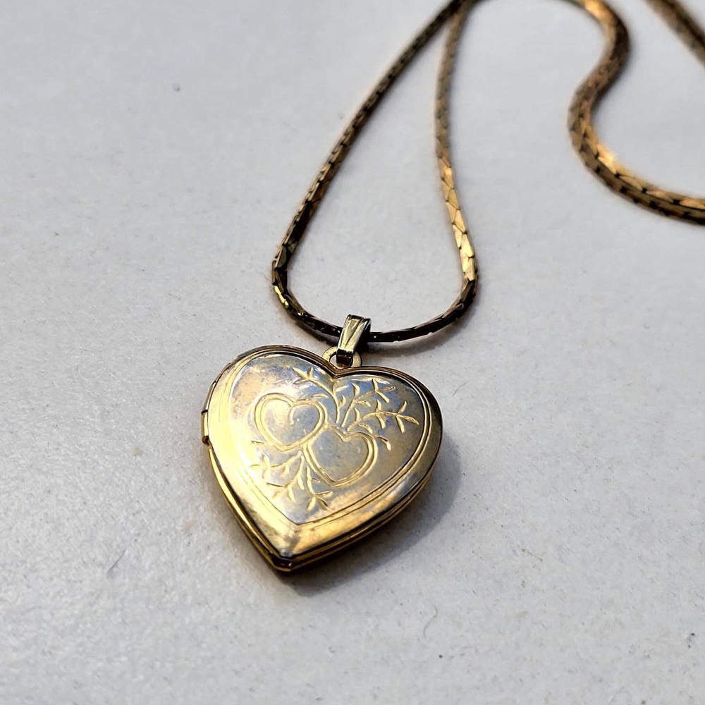 Vintage Gold Tone Metal Heart Locket Necklace Gold Engraved Double Hearts